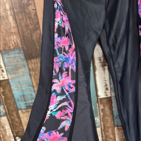 DR Large Black Leggings with tropical Floral Side Stripes - Picture 8 of 13